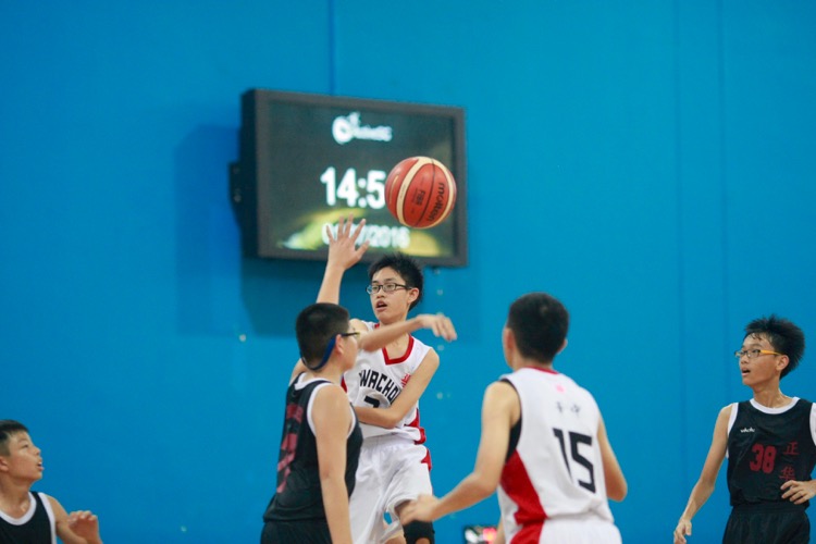 HCI (white) had a comfortable 82-8 win over Zhenghua to improve to a 2-0 win-loss record. (Photo © Les Tan/Red Sports)