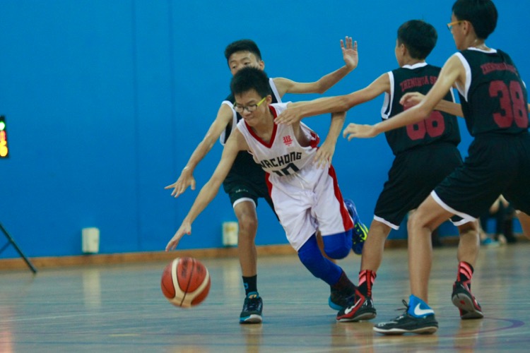 HCI (white) had a comfortable 82-8 win over Zhenghua to improve to a 2-0 win-loss record. (Photo © Les Tan/Red Sports)