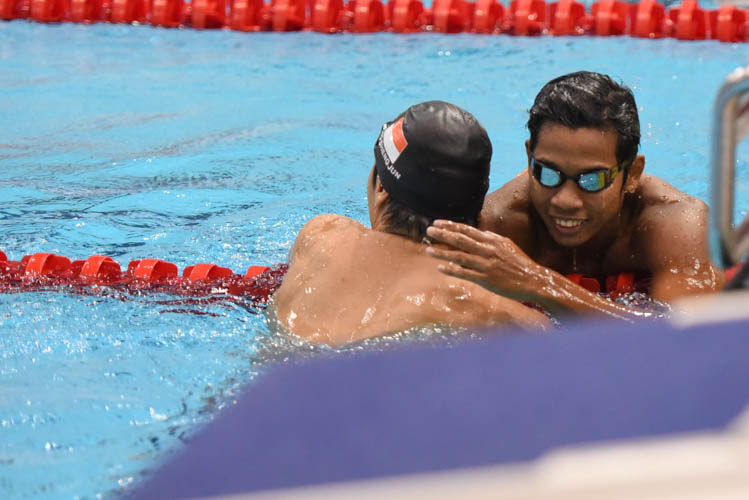 Pang Shen Jun shaking hands with second placed Aflah Fadlan Perwira of Indonesia after winning the men's 400m individual medley final with a time of 4:23.94 on the second day of the 13th Singapore National Swimming Championship. (Photo © Stefanus Ian/