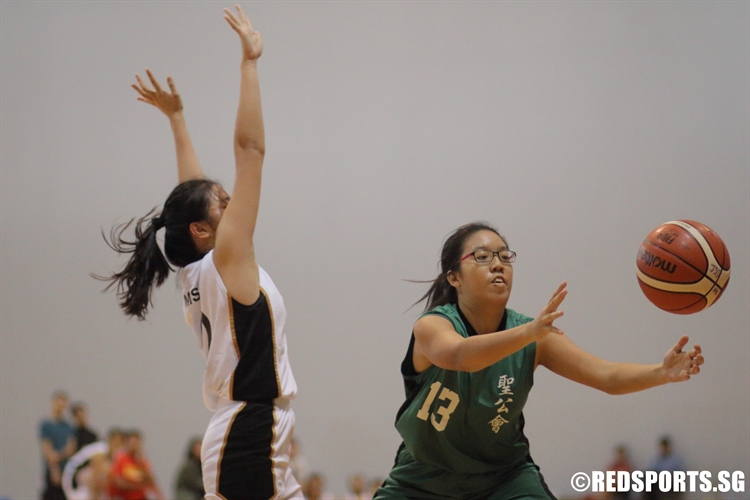 Clara Chiang Wei Lin (AHS #13) grabs a pass from her teammate against St. Margaret's. (Photo 4 © Dylan Chua/Red Sports)