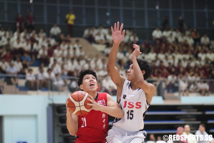 Duncan (JSS #21) takes aim from beneath the basket. (Photo 13 © Dylan Chua/Red Sports)