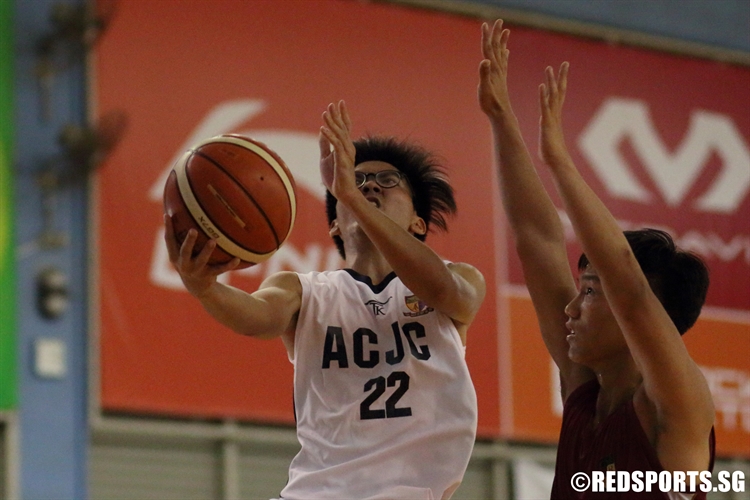 Barnabas Sng (ACJC #22) goes coast-to-coast for lay-up. (Photo 9 © Dylan Chua/Red Sports)