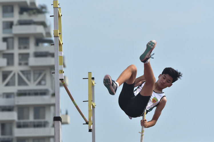 Aaron Wong (#271) of Raffles Institution in action at the B Div boys' pole vault final