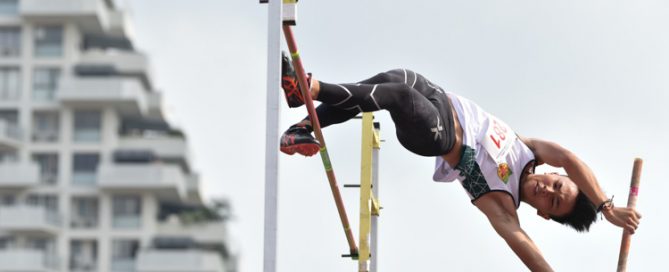 Heng Jee Kuan (#281) of Raffles Institution attempts to clear 5.01m during the B Div boys' pole vault final (Photo 1 © Cara Wong/Red Sports)