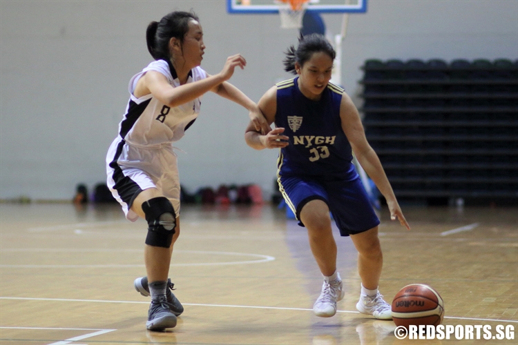 Chua Su-Ann Shu En (NYG #33) attacks her defender in the front court. (Photo 8 © Dylan Chua/Red Sports)