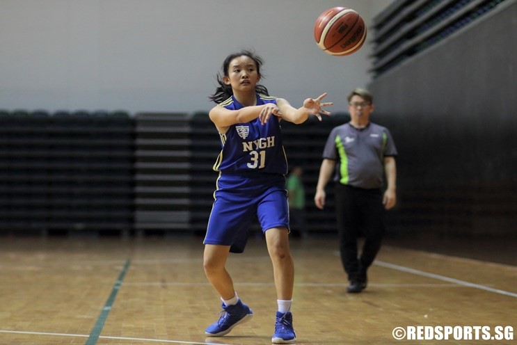 Rachel Teo (NYG #31) sweeps a pass to a teammate in the corner. (Photo 5 © Dylan Chua/Red Sports)