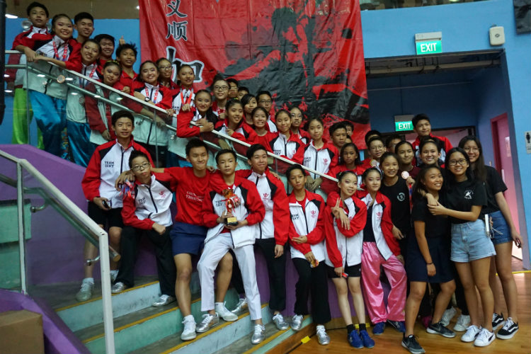 Meridian Junior College having a photo together after attaining the 1st Runners-up for A division boys and  2nd Runners-up title for A division girls. (Photo 8 © REDintern Pang Chin Yee)