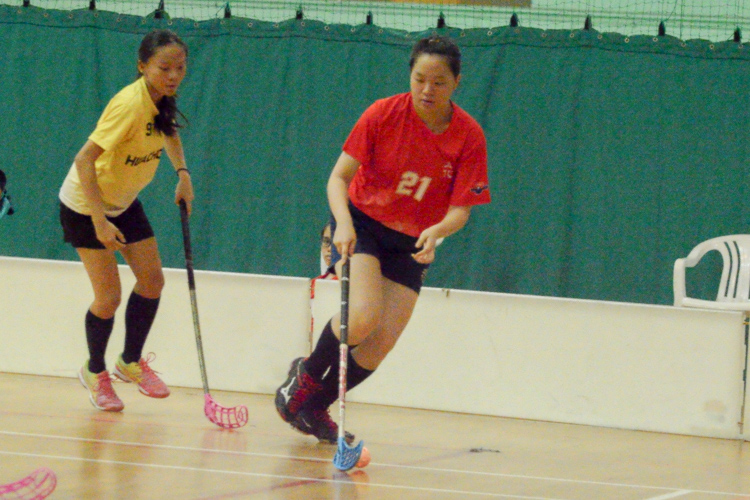 Sheryl Mah (RVHS #21) dribbles past the HCI defender. (Photo 8 © REDintern Nathiyaah Sakthimogan)