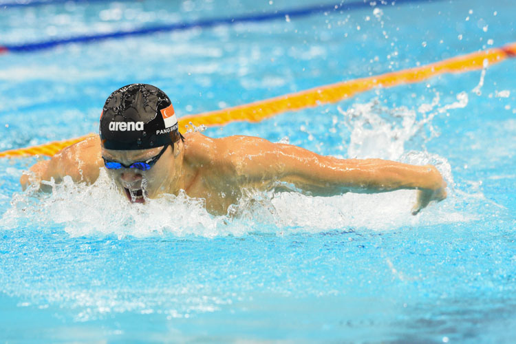 Pang Shen Jun in action during the men's 400m individual medley race at the 14th Singapore National Swimming Championships 2018. He narrowly missed out on gold coming in second in the final with a time of 4:27.80. (Photo 1 © Stefanus Ian/Red Sports)