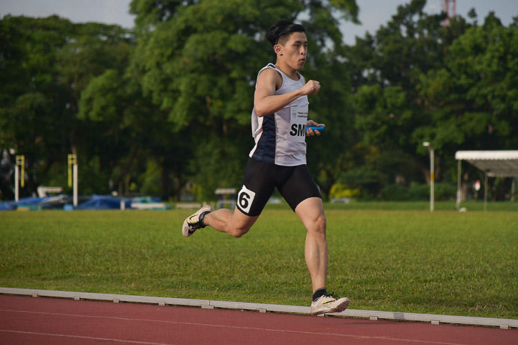 Derrick Pang of SMU on the last leg of the second men's 4x400m relay timed final. (Photo 31 © Iman Hashim/Red Sports)