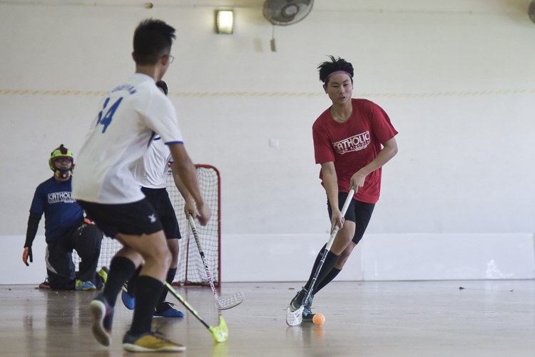 Catholic High swept past Yusof Ishak 18-2 to improve to a 4-0 win-loss record in the National B Division Floorball Championship. (Photo 1 © Iman Hashim/Red Sports)