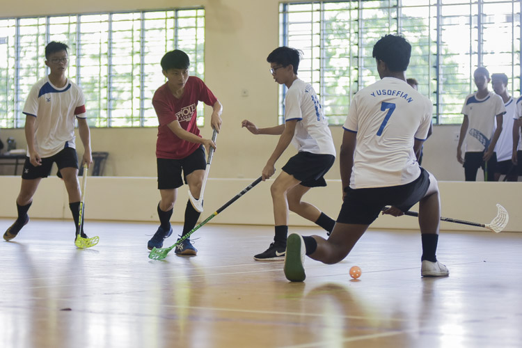 Catholic High swept past Yusof Ishak 18-2 to improve to a 4-0 win-loss record in the National B Division Floorball Championship. (Photo 1 © Iman Hashim/Red Sports)