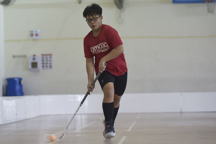 Catholic High swept past Yusof Ishak 18-2 to improve to a 4-0 win-loss record in the National B Division Floorball Championship. (Photo 1 © Iman Hashim/Red Sports)