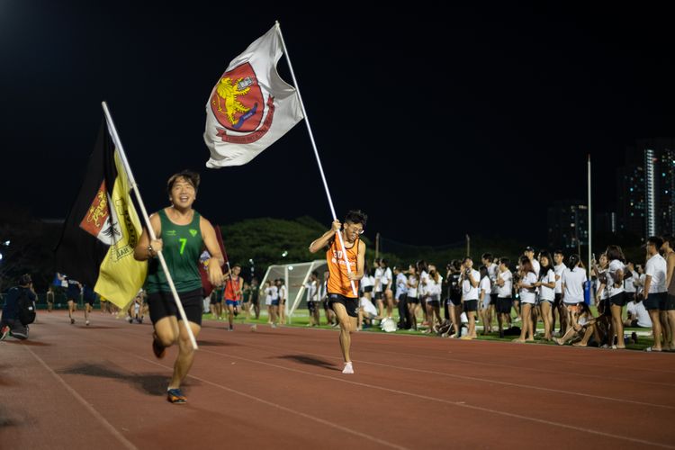 Runners in the novelty mixed 4x100m relay, a fun run of which no points are counted toward the standings. (Photo 21 © REDintern Jared Khoo)