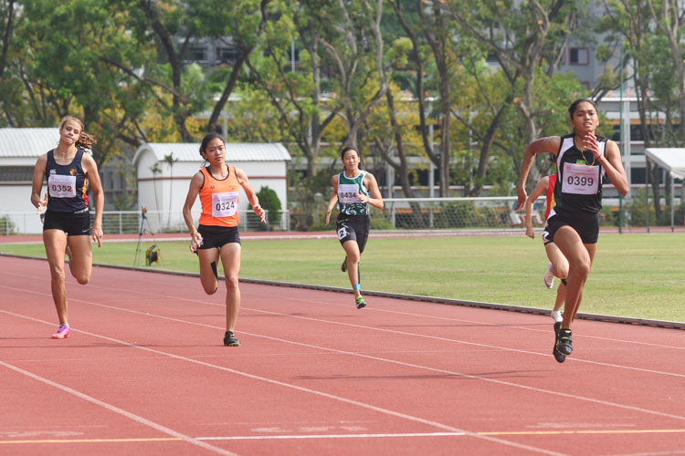 Grace Shani Anthony (#399) of RI overcame the challenge of six-time 400m champion Diane Hilary Pragasam (#324) of Singapore Sports School to win the 200m gold. Diane finished with the silver in 26.96s. (Photo 6 © Iman Hashim/Red Sports)