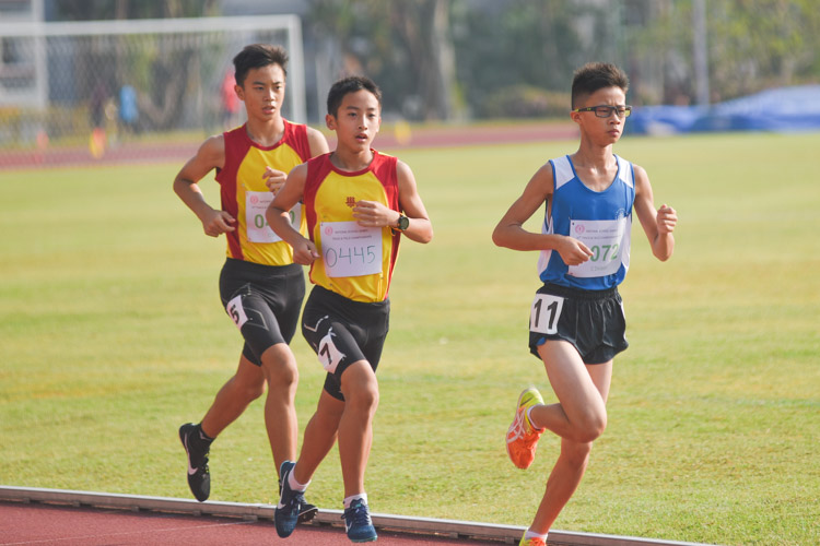 Jacob Tan (#445) of HCI and teammate Dai Hexuan (#440) finished first and second respectively in the C Division boys' 3000m final. (Photo 3 © Iman Hashim/Red Sports)