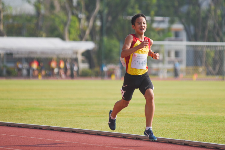 Jacon Tan (#445) led a 1-2 finish for Hwa Chong Institution in the C Division boys' 3000m final when he clocked 10:29.47 to strike gold. (Photo 2 © Iman Hashim/Red Sports)