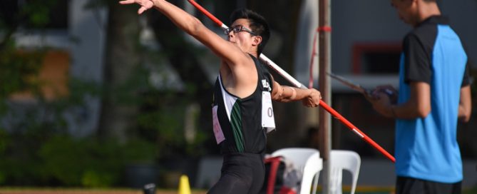 Joel Low (#121) threw a distance of 56.52m to lead a Raffles Institution 1-2-4 finish and claim his first ever gold medal in the event. (Photo 1 © Iman Hashim/Red Sports)