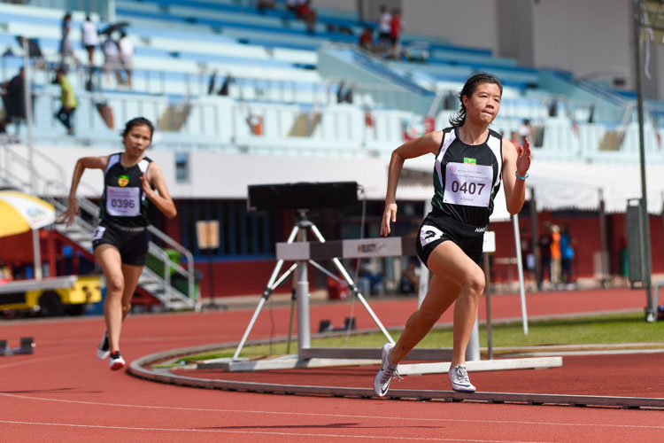 Nicole Lim (#407) of Raffles Institution rounds her first bend. She eventually placed sixth. (Photo 5 © Iman Hashim/Red Sports)