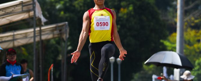 Zeen Chia (#590) of Hwa Chong Institution clinched his first ever National Schools gold with a winning leap of 6.69m in the B Division boys' long jump. (Photo 1 © Iman Hashim/Red Sports)