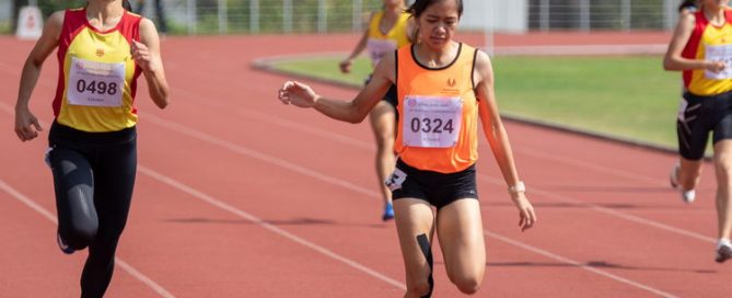 Diane Hilary Pragasam of SSP (middle, in neon orange) won the 400m A Division Girls' Finals with a time of 01:01.00. To her left, HCI runner Amanda Ashley Woo Jia Min, who finished in second place with a time of 01:01.36.