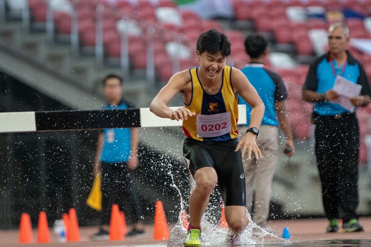 Matthew Yong (#202) of ACS(I) came in fifteenth place in the B Division Boys' 2000m steeplechase final with a time of 07:47.39.