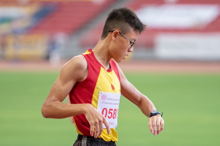 Jonathan Yeong (#588) of HCI finished in third place in the B Division Boys' 2000m steeplechase final with a time of 06:59.39.