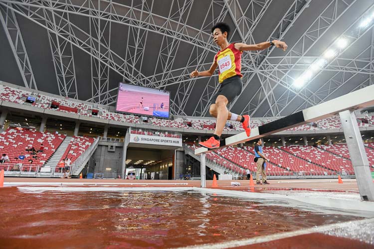 Aeron Young of Hwa Chong Institution on his way to clinching silver in the 2000m Steeplechase final. (Photo 1 © Stefanus Ian)