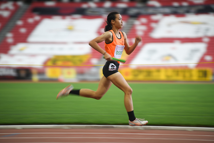 Samantha Theresa Ortega (#609) of Singapore Sports School anchoring her team to to the gold medal in the C Division 4x400m relay race. (Photo 1 © Stefanus Ian/Red Sports)