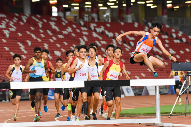 Loh Wei Long (#638) of Yuan Ching Secondary leaps over a steeple on his to gold in the B Division boys' 2000m Steeplechase final. (Photo 1 © Iman Hashim/Red Sports)