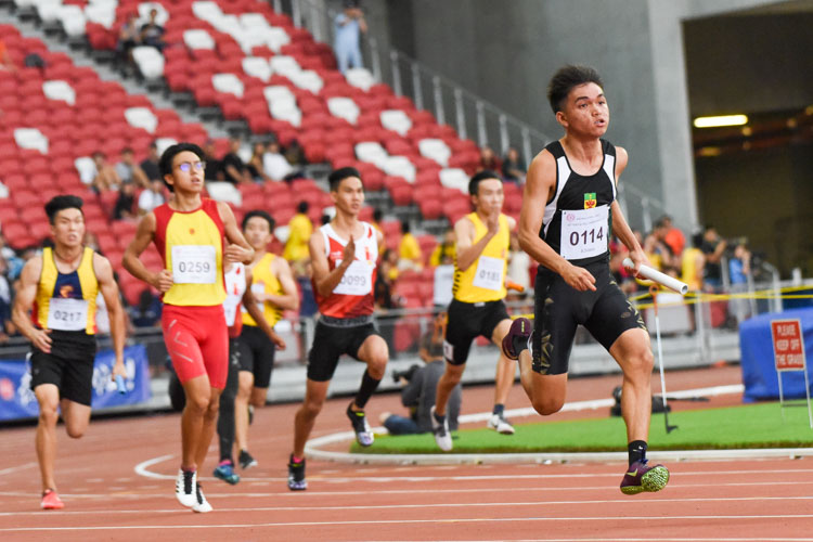 RI's Joshua Timothy D'cruz (#114) runs the anchor leg in the A Division boys' 4x100m relay. HCI and RI finished in first and second respectively. (Photo 1 © Iman Hashim/Red Sports)