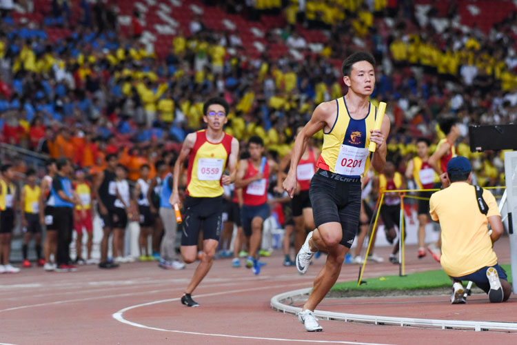 Mark Lee (#201) runs ACS(I)'s third leg in the B Division boys' 4x400m relay. (Photo 1 © Iman Hashim/Red Sports)