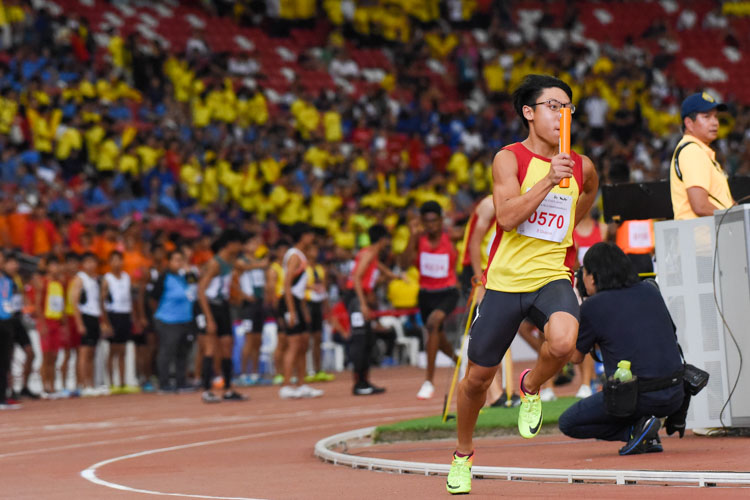 Or Yong Hur (#570) anchors HCI in the B Division boys' 4x400m relay. His team finished in third place. (Photo 1 © Iman Hashim/Red Sports)