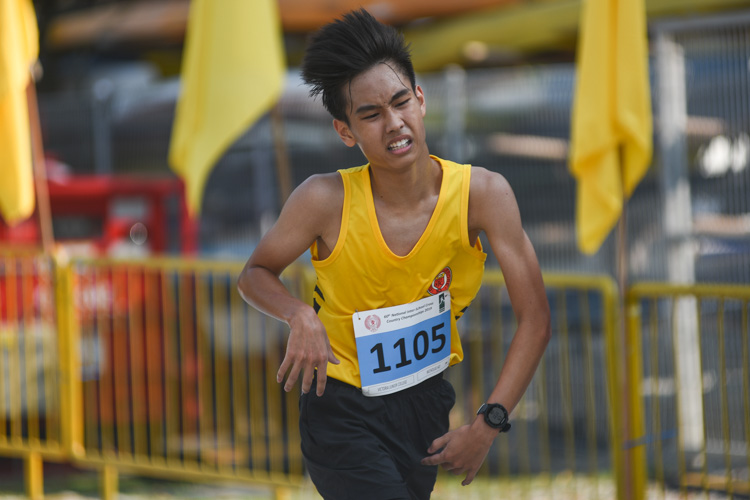 VJC's Nicholas Ho (#1105) finished 19th in the Boys’ A Division cross country race with a time of 17:24.4. (Photo 1 © Iman Hashim/Red Sports)