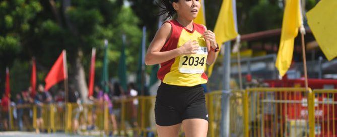 HCI’s Vera Wah (#2034), the track 1500m champion, finished first in the Girls’ A Division cross country race with a time of 15:21.1, leading a 1-2-4-5 finish for HCI. (Photo 1 © Iman Hashim/Red Sports)