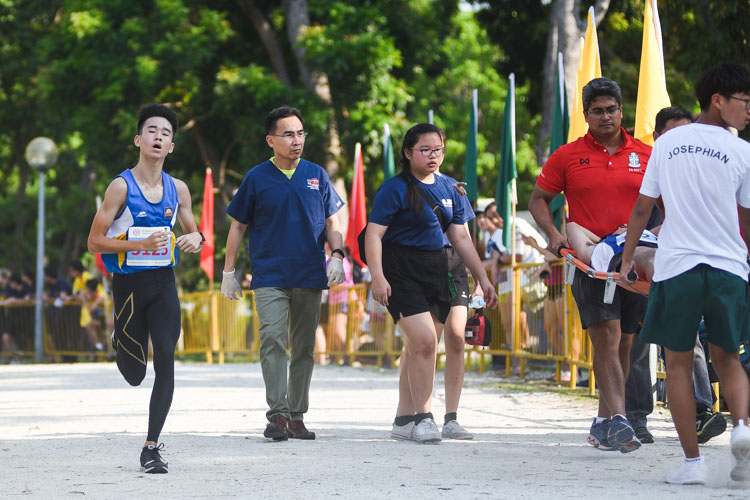 Guangyang Secondary's Abroysius Ng (far left) finished second in the Boys’ B Division cross country race with a time of 16:56.1. (Photo 1 © Iman Hashim/Red Sports)