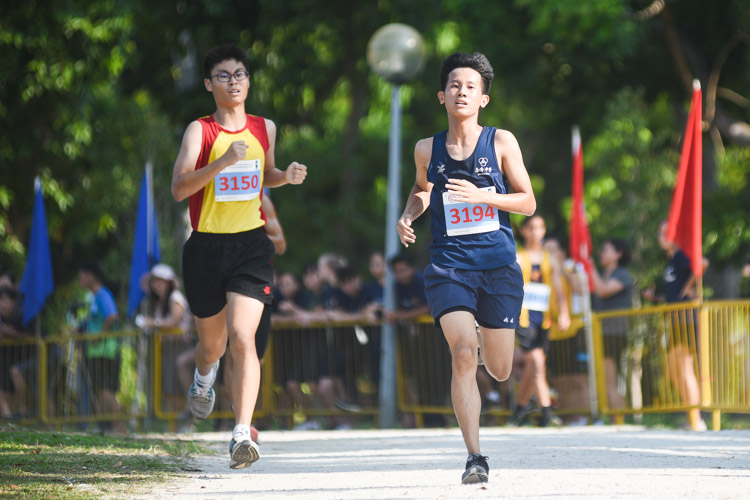 Nan Chiau High School's Jovan Tan (#3194) finished sixth in the Boys’ B Division cross country race with a time of 17:35.7. (Photo 1 © Iman Hashim/Red Sports)