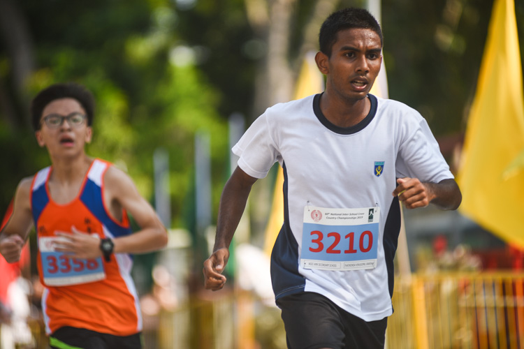 Ngee Ann Secondary's Thatikonda Venugopal (#3210) finished 18th in the Boys’ B Division cross country race with a time of 18:01.9. (Photo 1 © Iman Hashim/Red Sports)