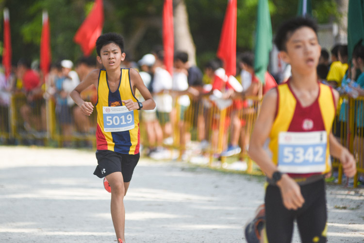 ACS(I)'s Kyle Seow (#5019) finished 18th in the Boys’ C Division cross country race with a time of 14:56.0. (Photo 1 © Iman Hashim/Red Sports)