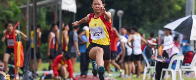 Tan Tse Teng of Hwa Chong Institution leapt 11.25 metres on her last attempt to grab the A Division girls' triple jump gold. (Photo 1 © Iman Hashim/Red Sports)