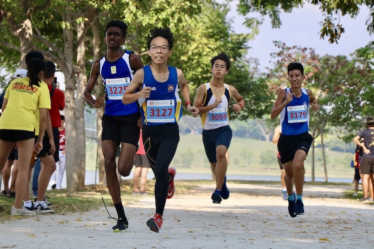 Competitors in the Boys' B Division cross country race. (Photo 1 © Julianna Jothi/Red Sports)