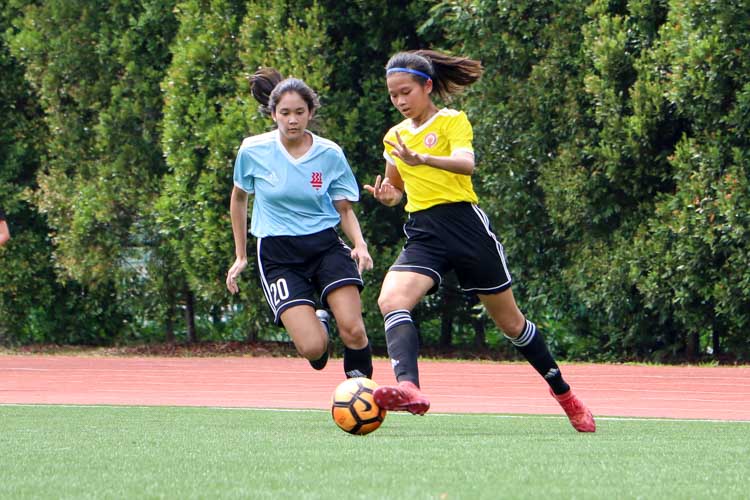 Leong Hui Ling (VJC #5) dribbles the ball down the wings closely followed by Drew Nicole Saurajen (HCI #20). (Photo 5 © Clara Lau/REDintern)