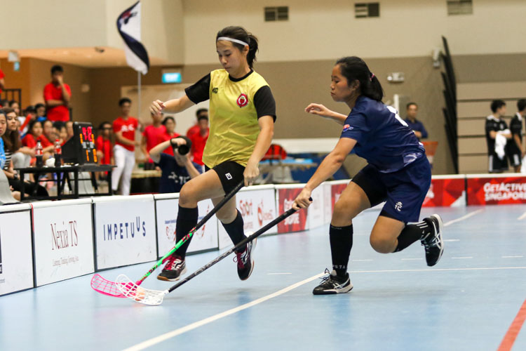 Heng Ying Ying (RV #6) shadows Mavis Ng Ker Hui (VJC #34) down the wing. (Photo 11 © Clara Lau/REDintern)