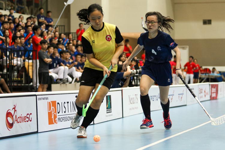 Lin Hui Xin Tiffany (VJC #27) guides the ball down the wing. (Photo 13 © Clara Lau/REDintern)