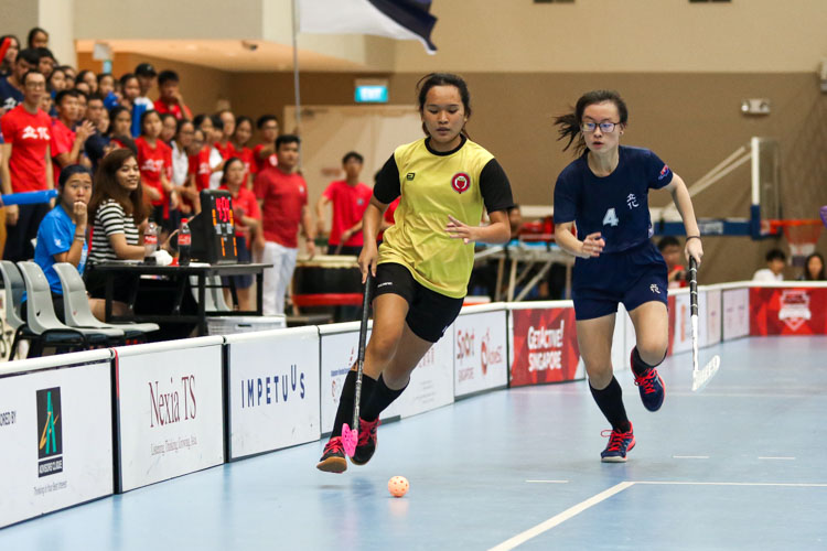 Nusaybah bte Abdul Raman (VJC #11) and Tan Ruo Bing (RV #4) race down the wing. (Photo 15 © Clara Lau/REDintern)