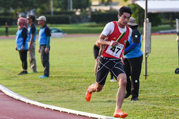 Dexter Lin running the third leg for Flash Athletics Club in the Men's 4x400m Relay timed finals. His team finished second in 3:30.74. (Photo 1 © Iman Hashim/Red Sports)