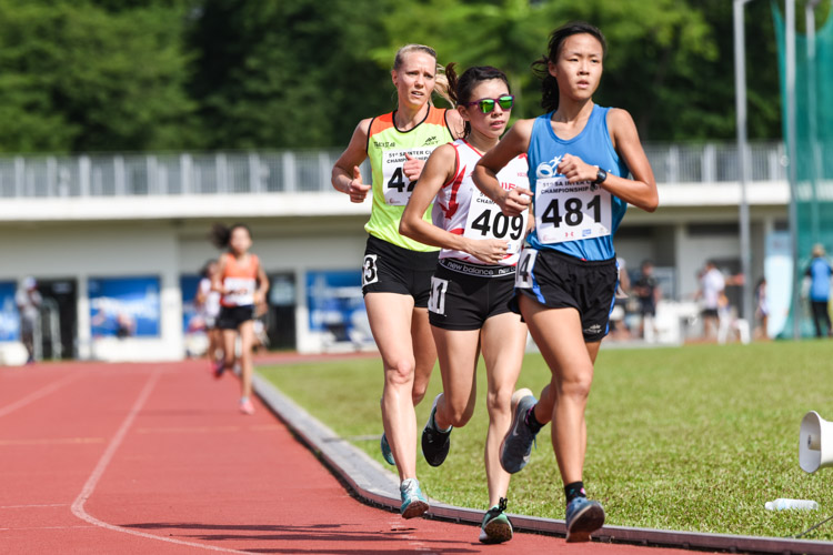 Romaine Soh (#409) of Swift Athletes Association and Clarice Lau (#481) of ActiveSG Athletics Club finished second and third in the Women's 5000m with timings of 20:02.63 and 20:12.73 respectively. (Photo 1 © Iman Hashim/Red Sports)