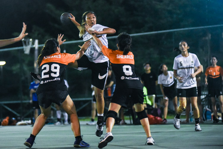 Gladys Leng (TH #9) tries to shoot at goal. (Photo 1 © Iman Hashim/Red Sports)