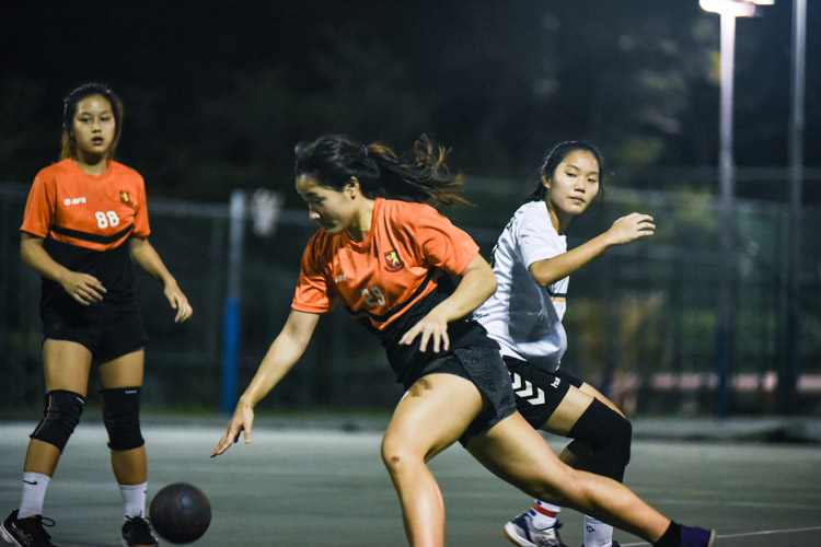 Kristerbel Pang (SH #29) turns past her defender for a fast break. (Photo 1 © Iman Hashim/Red Sports)