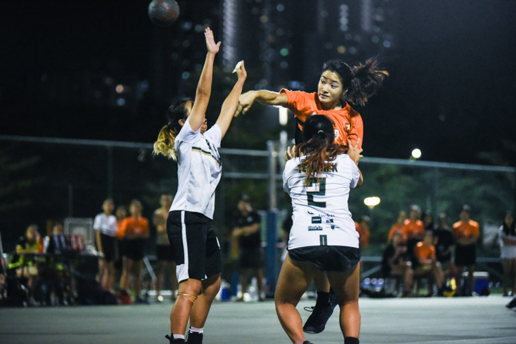 Kristerbel Pang (SH #29) attempts an overhand throw at goal. (Photo 1 © Iman Hashim/Red Sports)